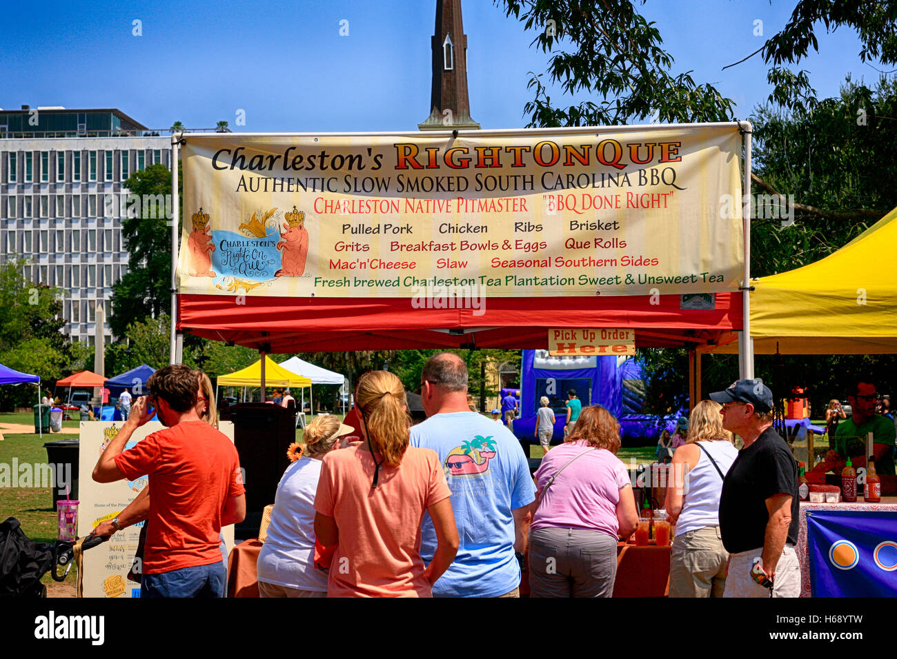 Menschen Schlange, um von den authentischen Grill kaufen stall auf dem Bauernmarkt in Marion Sq in Charleston, SC Stockfoto