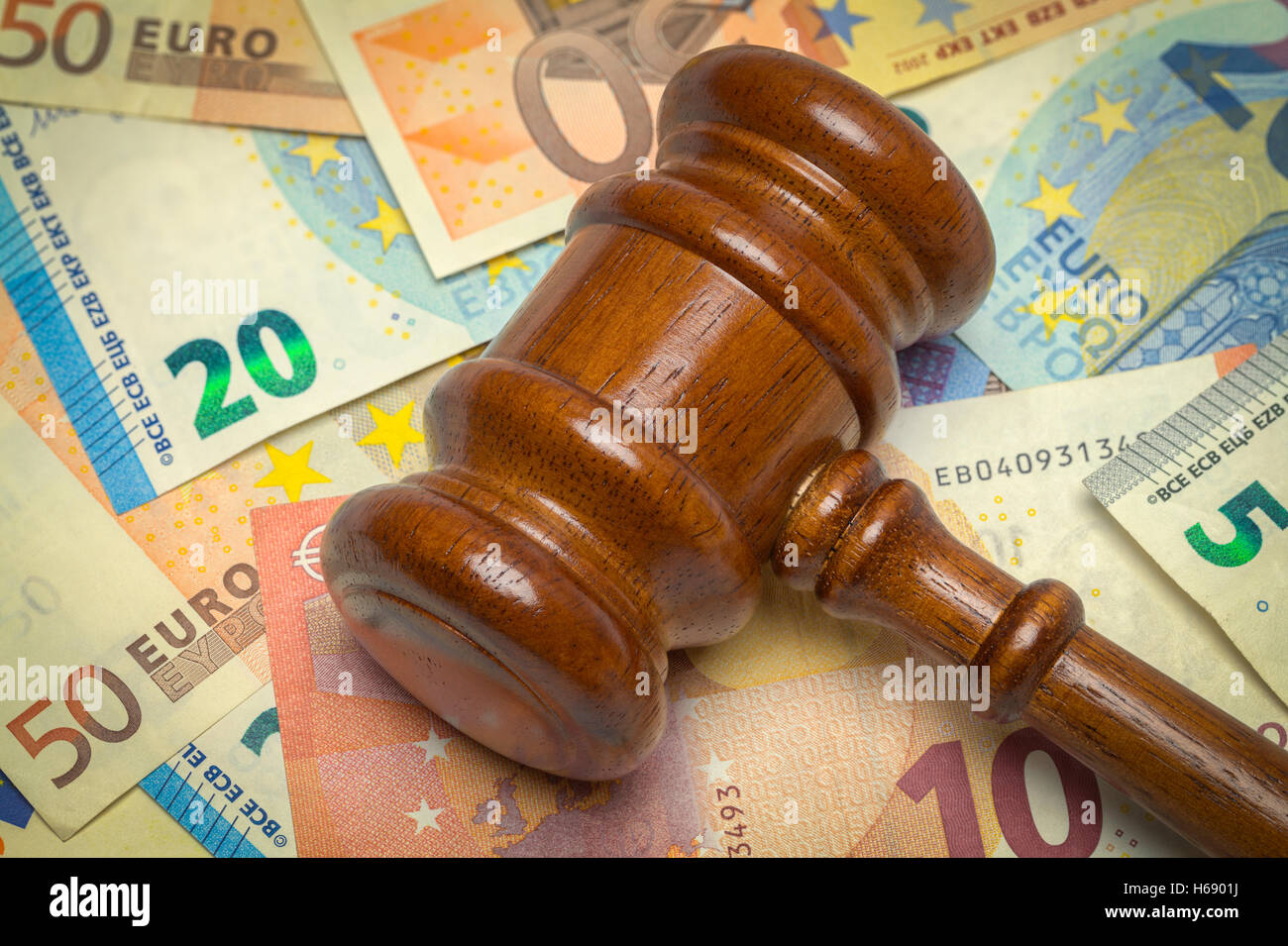Haufen Euros und hölzerne Gesetz Hammer. Stockfoto