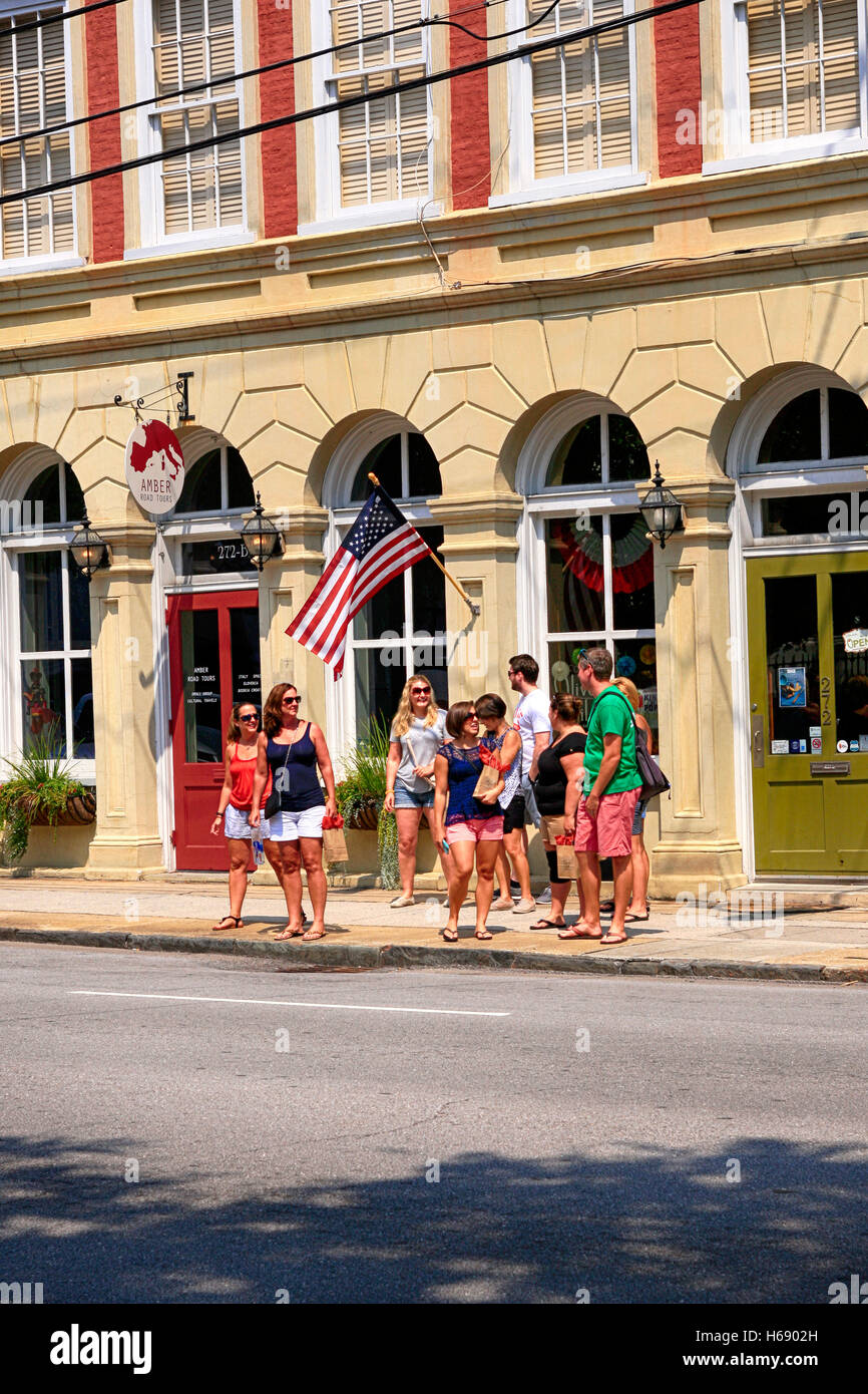 Personen außerhalb Amber Tours Büros in Charleston SC Stockfoto