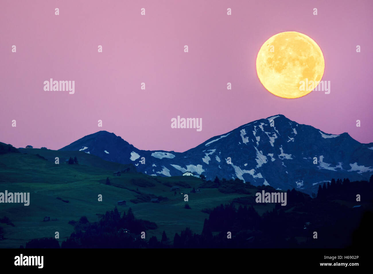 Grossen Vollmond Uber Den Schweizer Alpen Rosa Himmel Flims