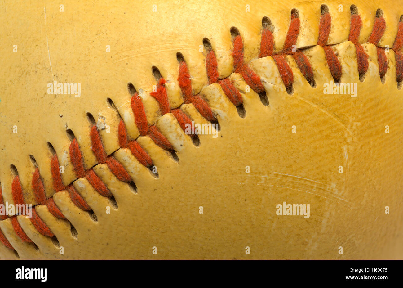 Alte abgenutzte Baseball mit Nahaufnahme von Stichen. Stockfoto