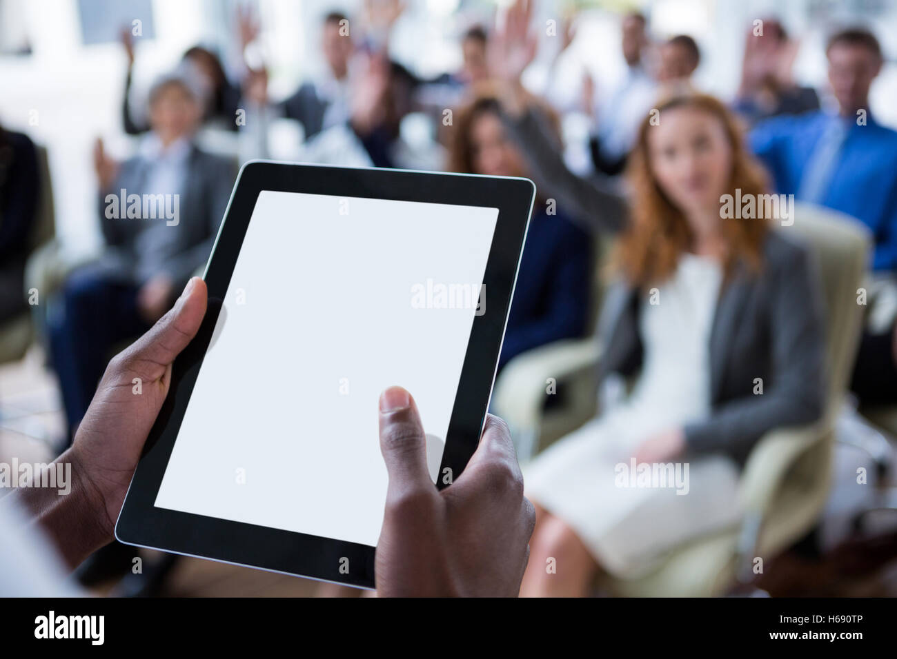 Unternehmer, die mit digital-Tablette während der Sitzung Stockfoto