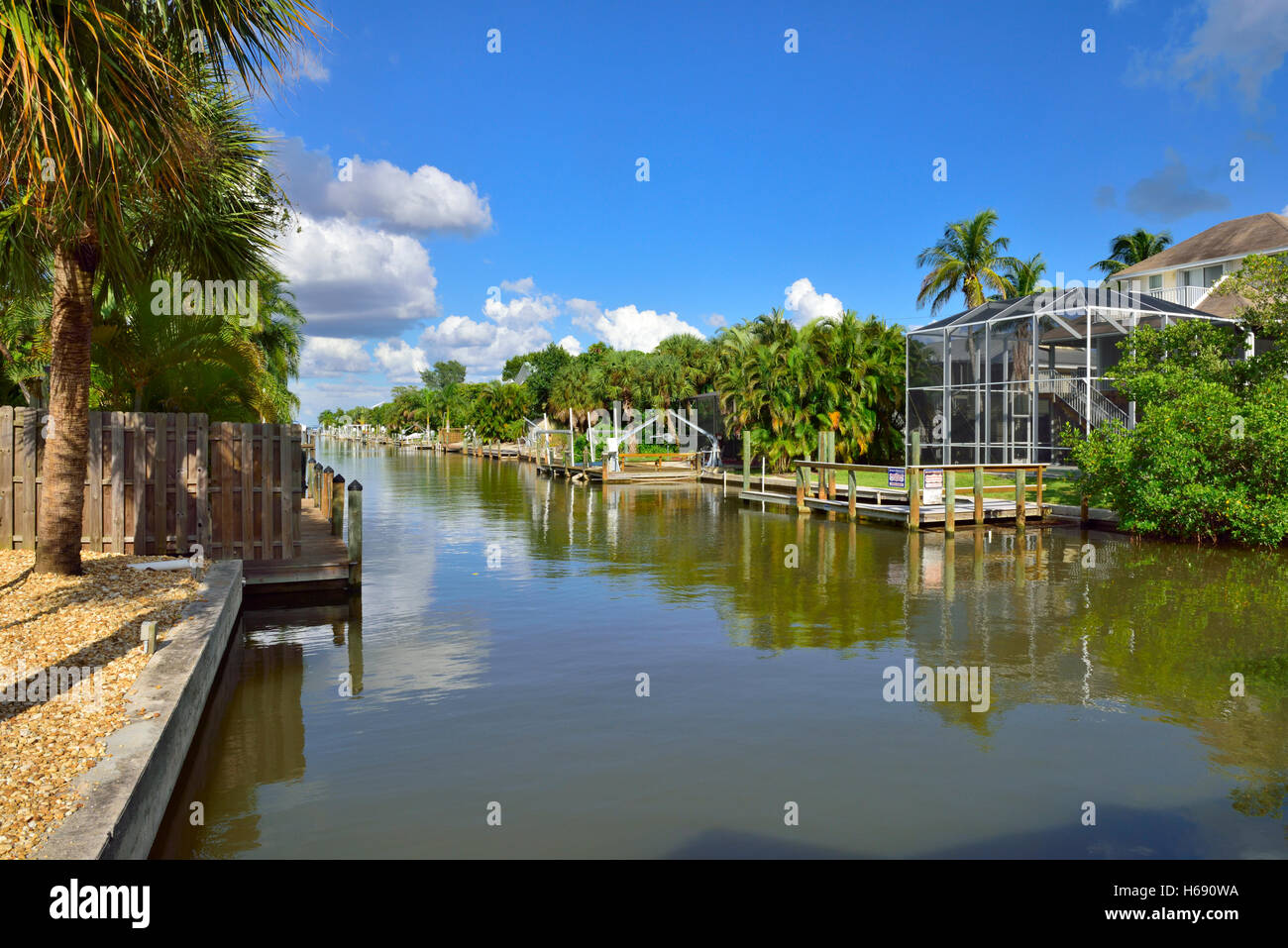 Ufergegendhäuser mit Booten auf Kanal in Fort Myers Beach, Florida Stockfoto
