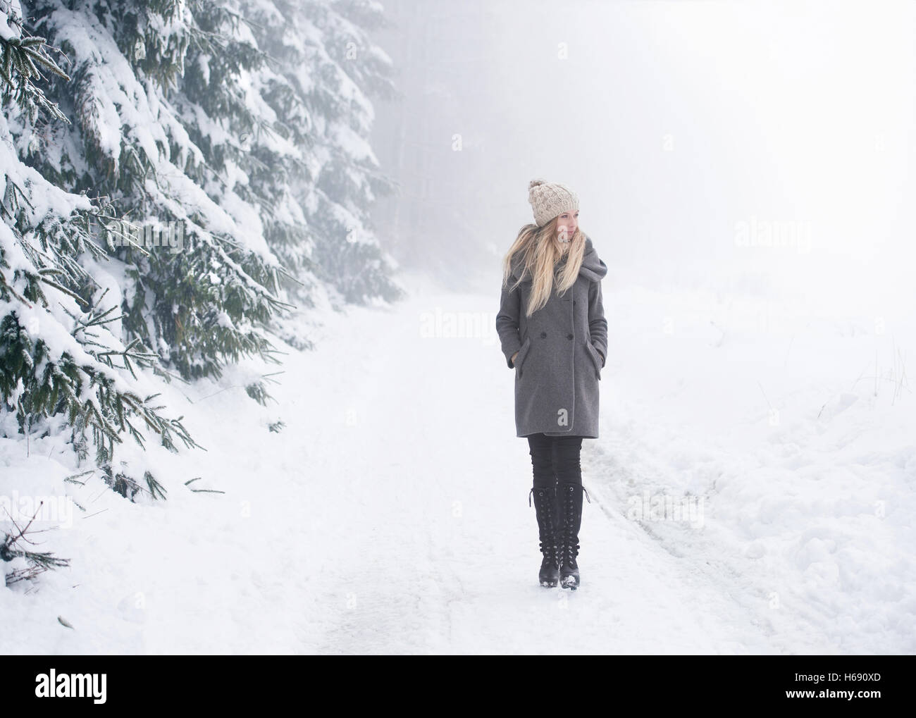 Schöne junge Frau auf einem Spaziergang in der Natur winter Stockfoto