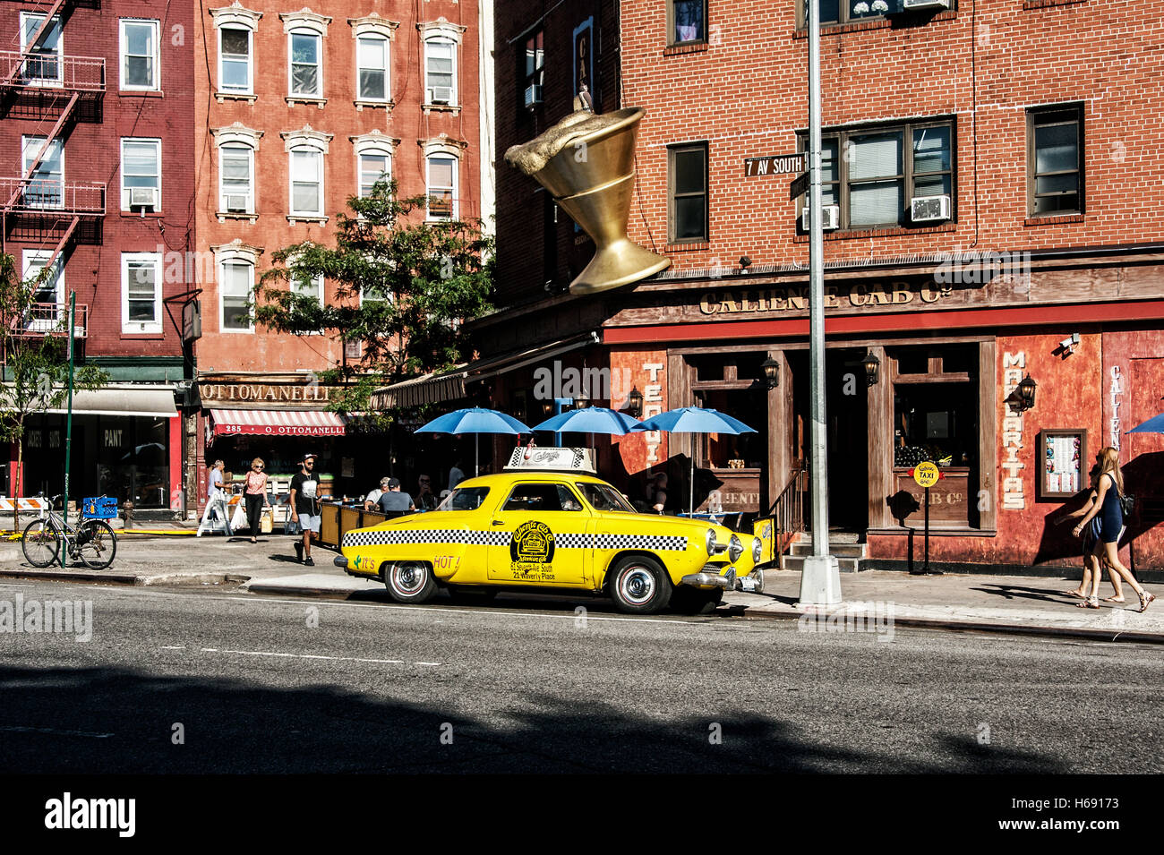 Studebaker Champion, Vintage yellow Cab vor dem Restaurant Caliente Cab Co., 7th Avenue South, Greenwich Village Stockfoto