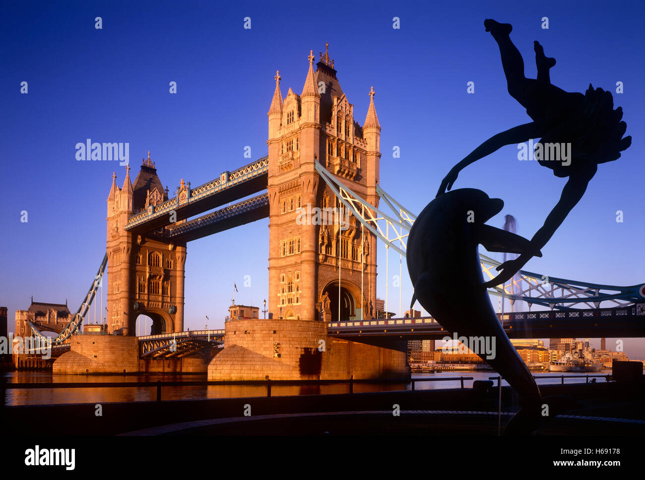 Tower Bridge in der Dämmerung mit Mädchen mit einem Delfin-Statue, London Stockfoto