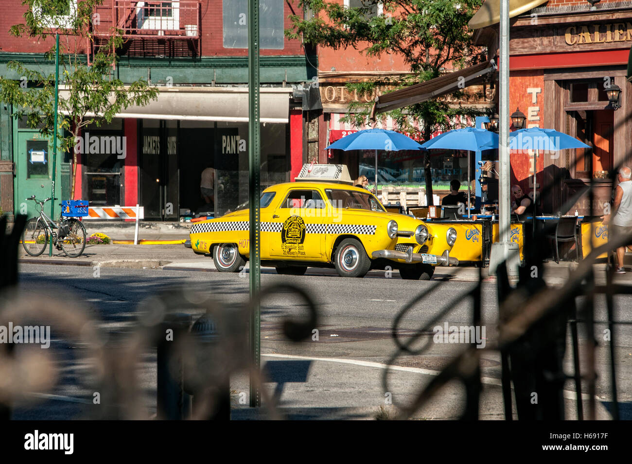 Studebaker Champion, Vintage yellow Cab vor dem Restaurant Caliente Cab Co., 7th Avenue South, Greenwich Village Stockfoto