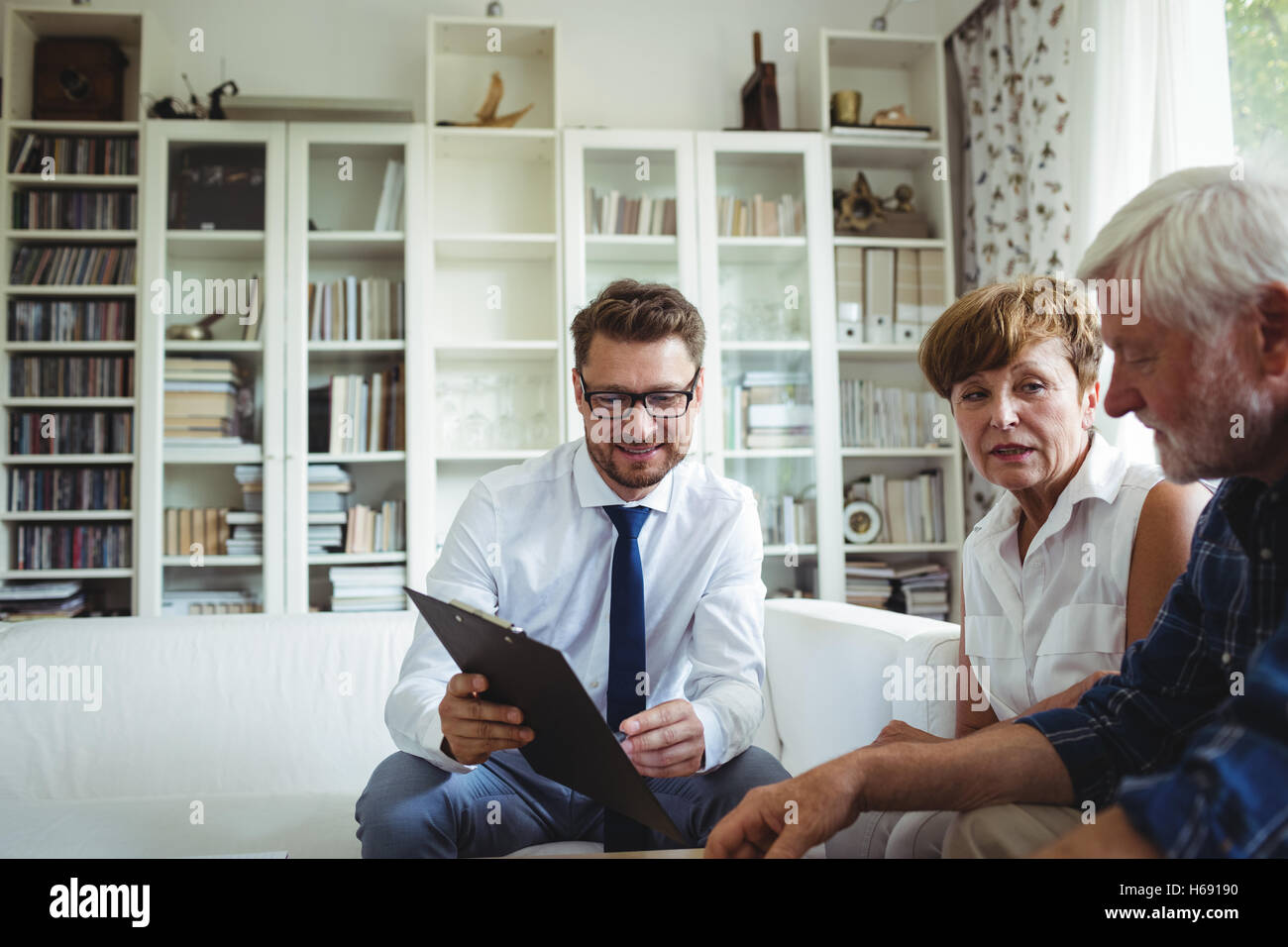 Älteres paar planen ihre Investitionen mit Finanzberater Stockfoto