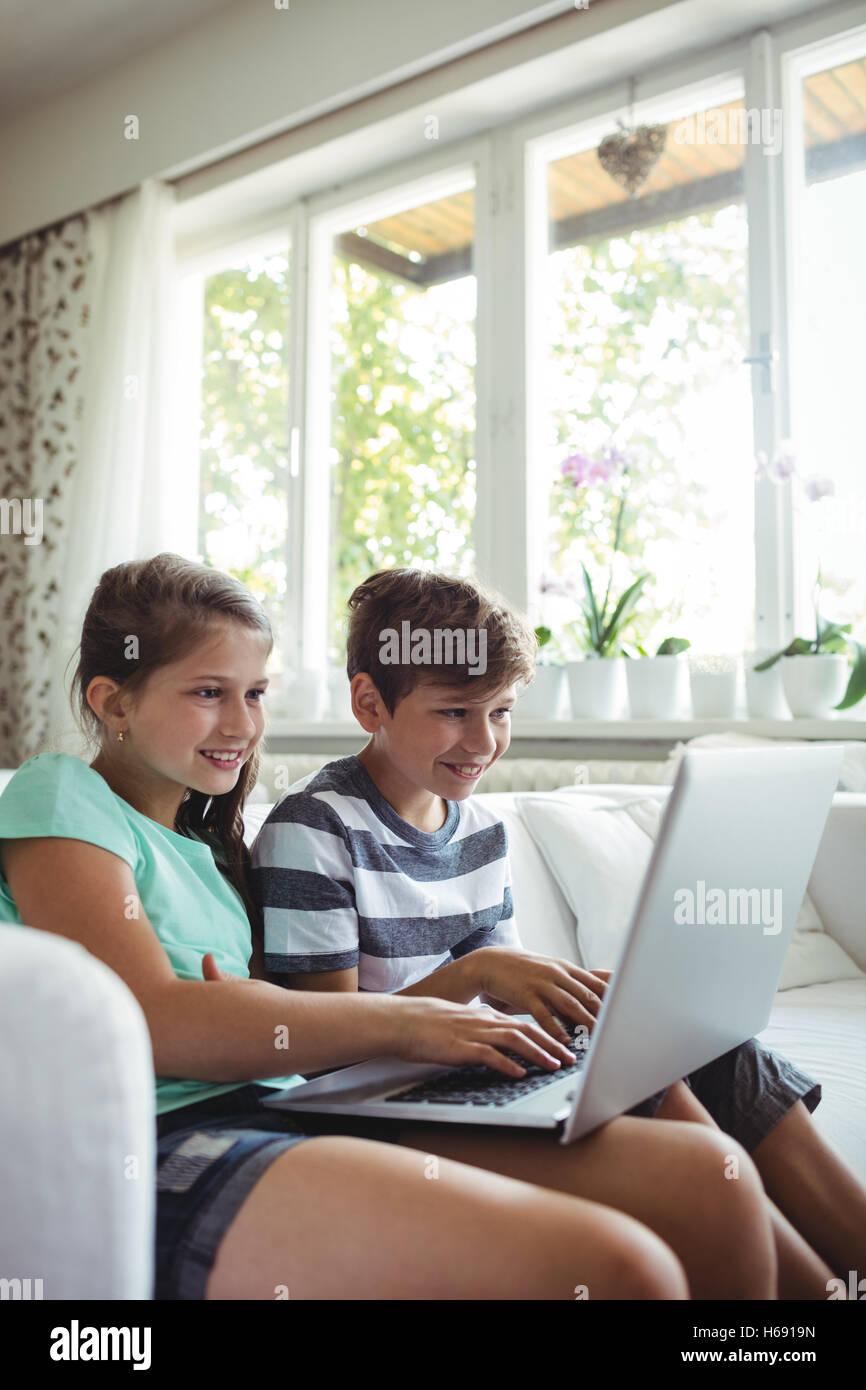 Kinder mit laptop Stockfoto