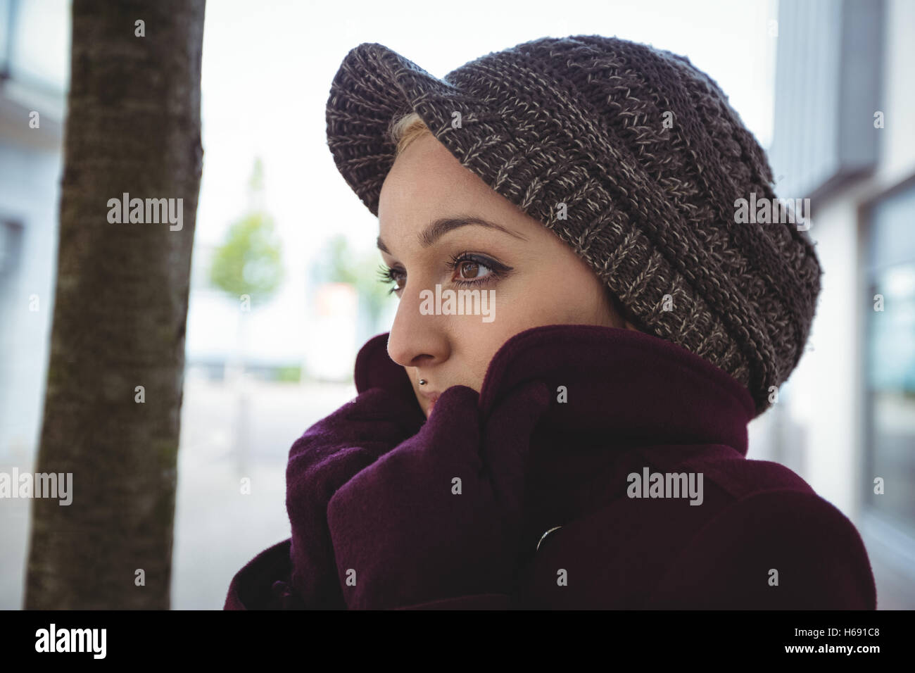 Frau, die vor Kälte zitternd Stockfoto