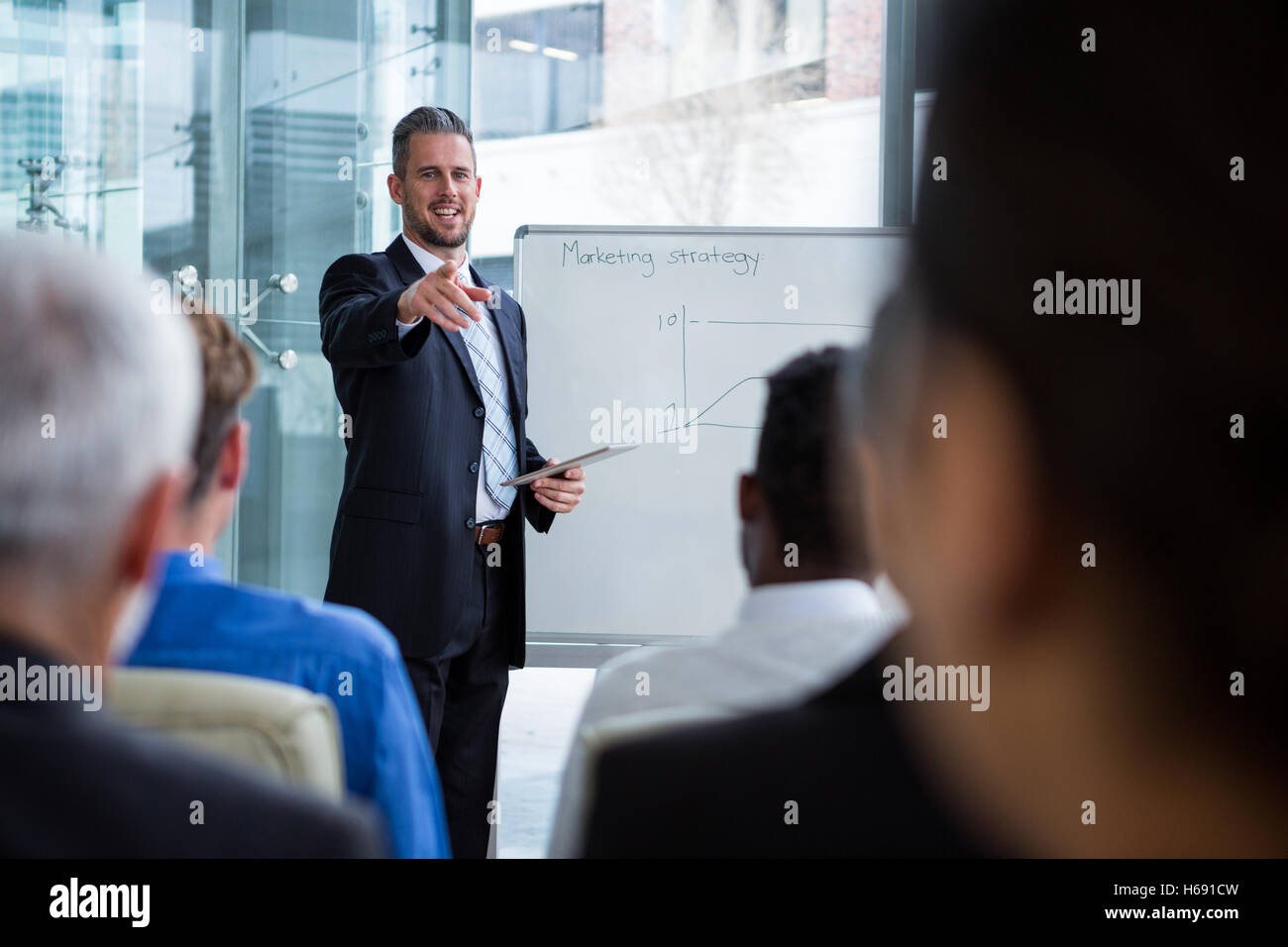 Geschäftsmann, die Interaktion mit Kollegen Stockfoto