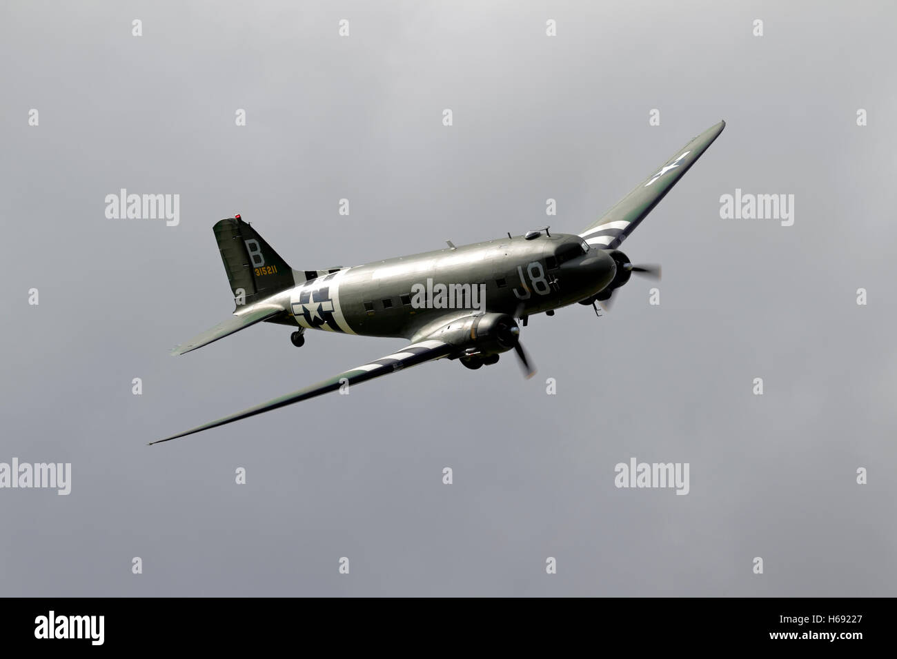 Ehemalige USAAF Douglas C-47A Skytrain (Dakota) WW2 Transportflugzeuge bei Kemble Air Day 2011, Gloucestershire, Vereinigtes Königreich. Stockfoto