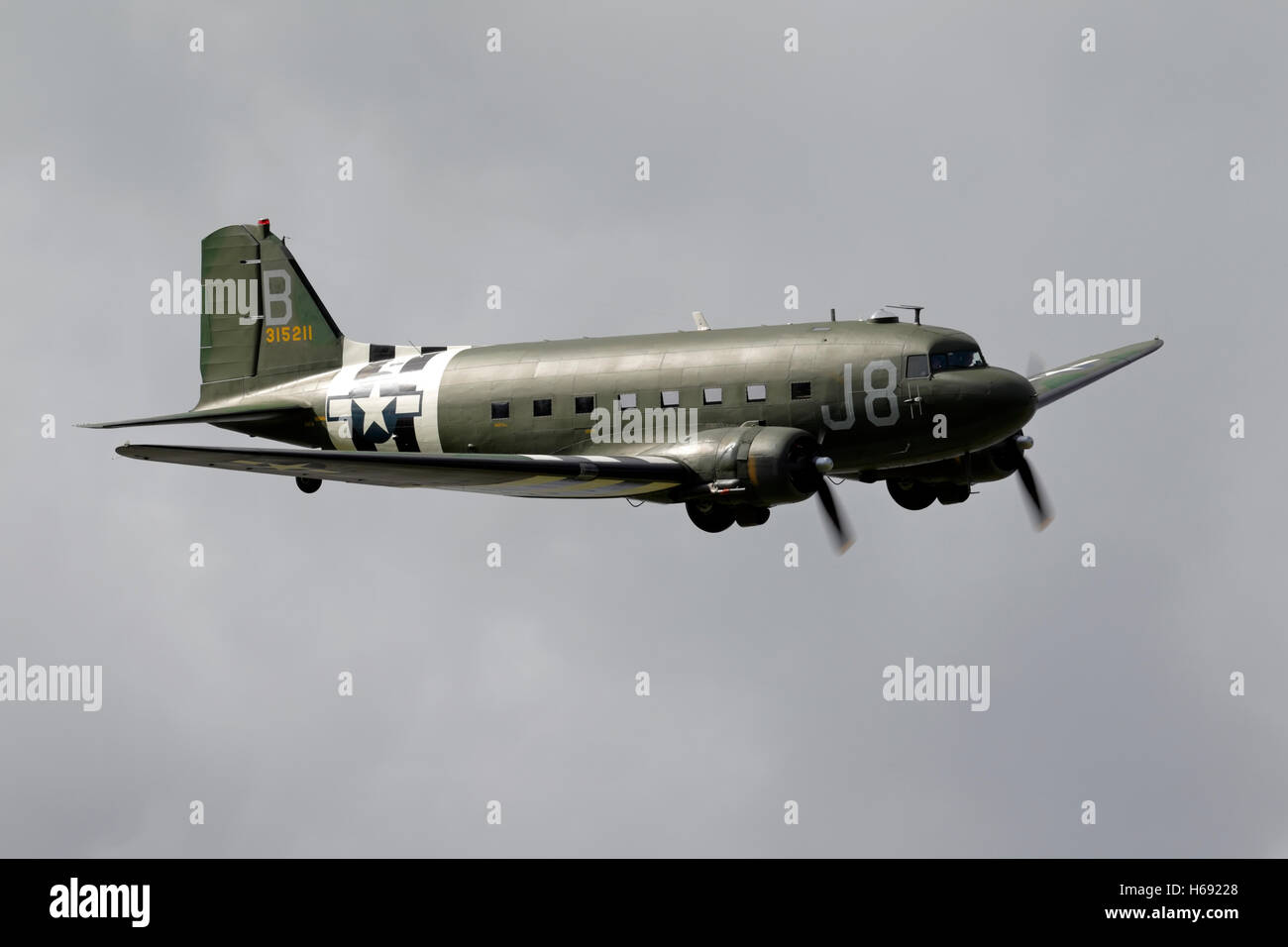 Ehemalige USAAF Douglas C-47A Skytrain (Dakota) WW2 Transportflugzeuge bei Kemble Air Day 2011, Gloucestershire, Vereinigtes Königreich. Stockfoto