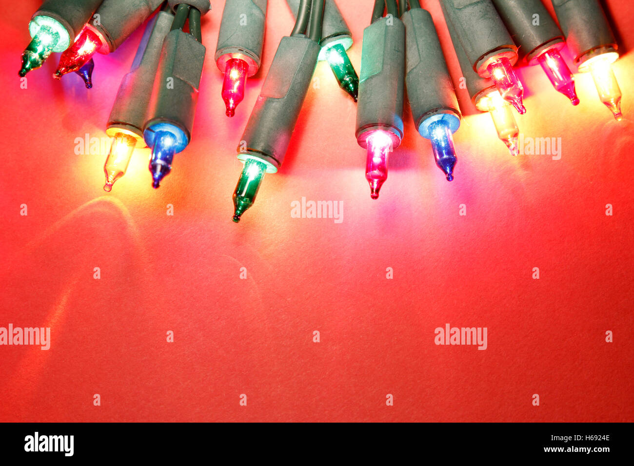 Nahaufnahme der Weihnachtsbeleuchtung Glühen auf rotem Grund Stockfoto