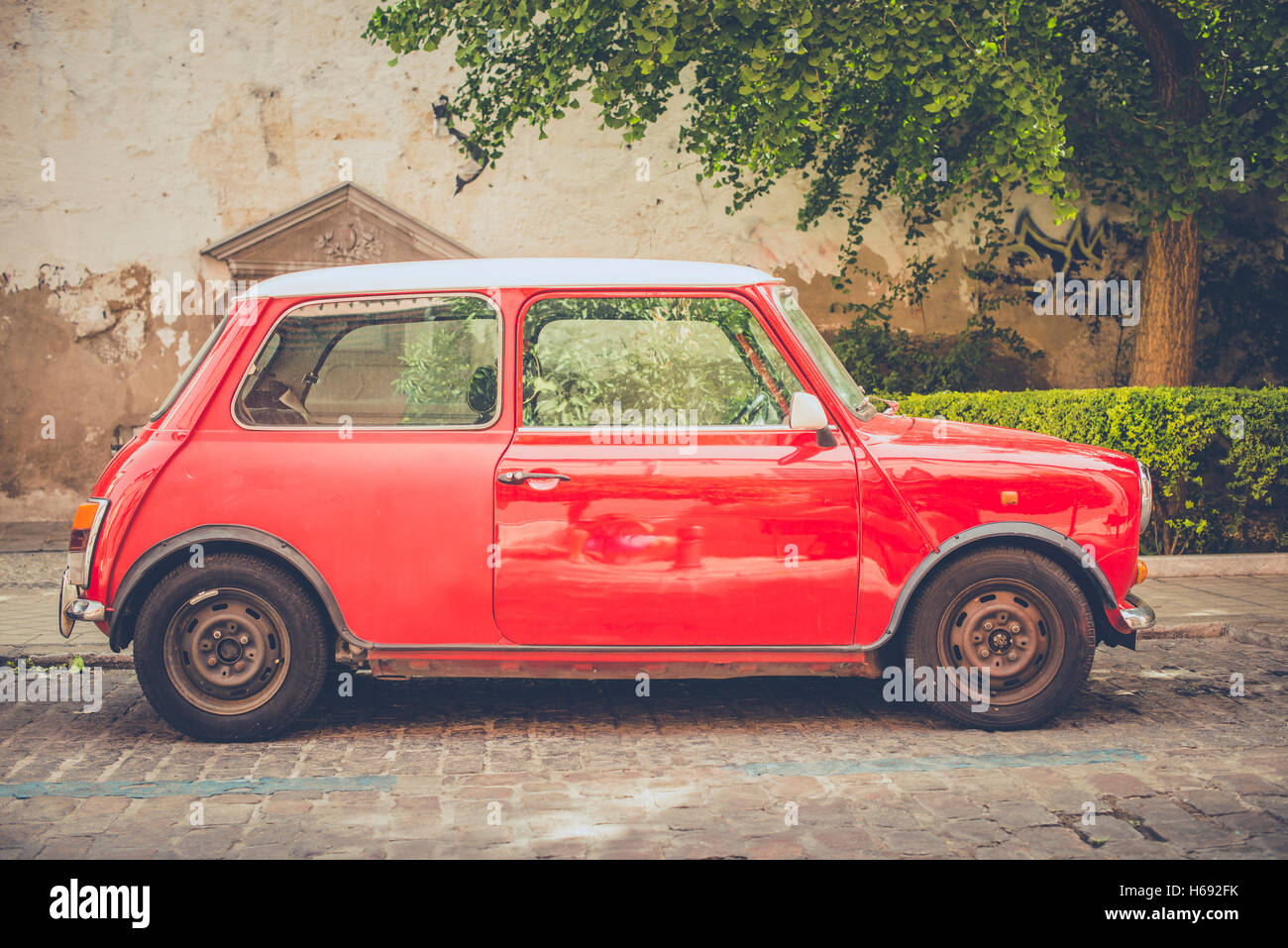 Kleine rote Oldtimer auf der Straße Stockfoto