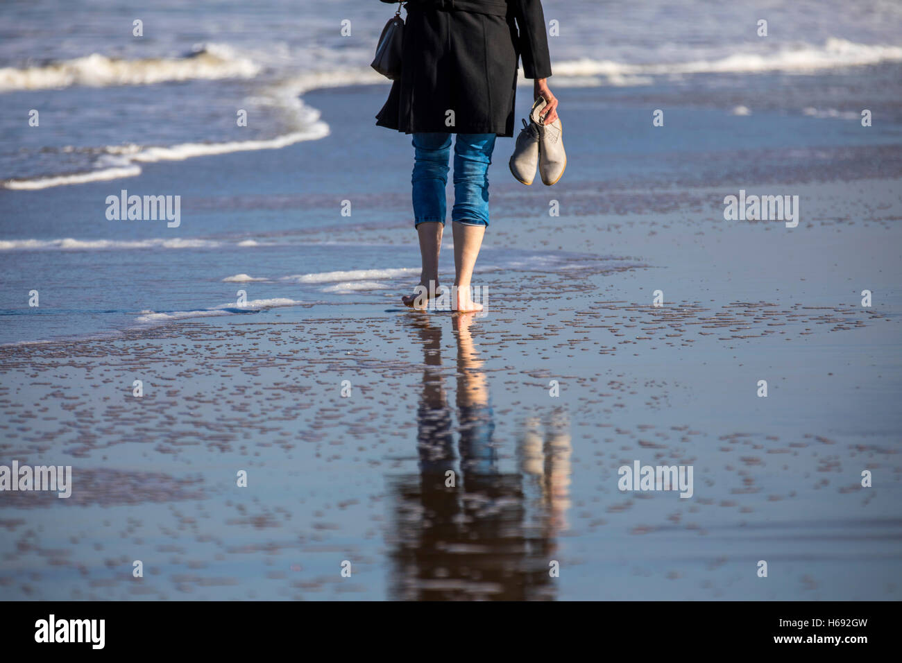 Scheveningen, den Haag, Niederlande, Frau am Strand spazieren gehen, barfuß, Stockfoto