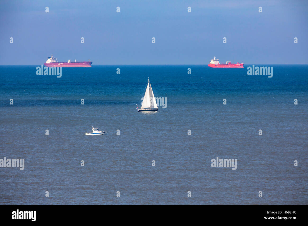Scheveningen, den Haag, Niederlande, Segelboote vor der Küste Frachtschiffe im Anchorage, Stockfoto