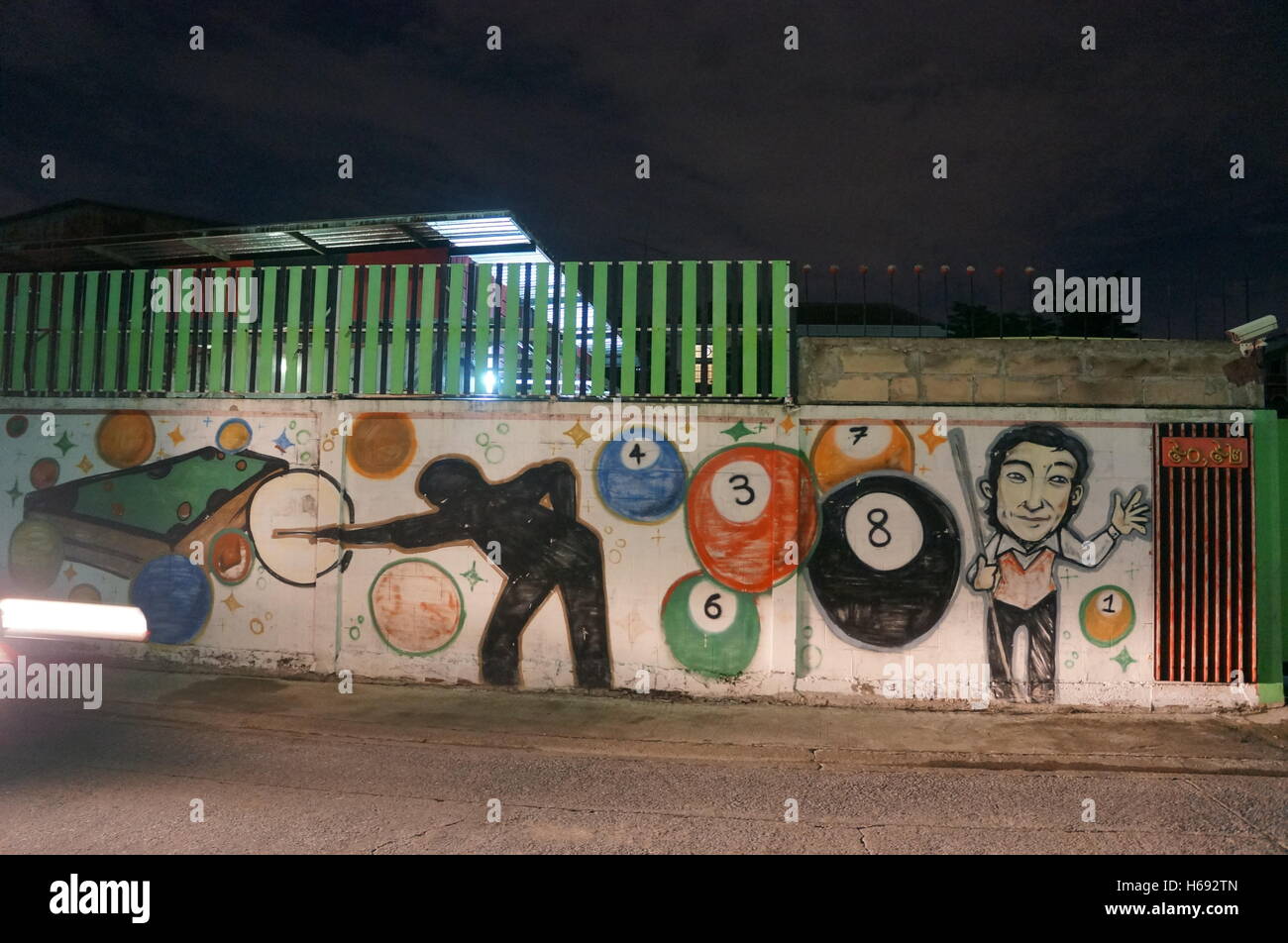 Eine Zeichnung eine Pool-Bar an der Wand im Bereich On Nut, Bangkok, Thailand. Stockfoto