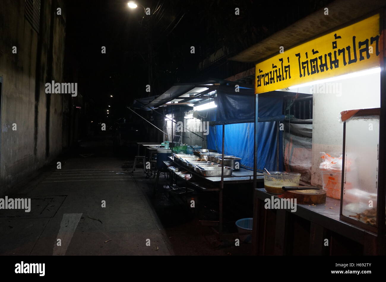 Leere Essensstände aufgereiht in der Nacht in einer Straße in On Nut, Bangkok, Thailand Stockfoto