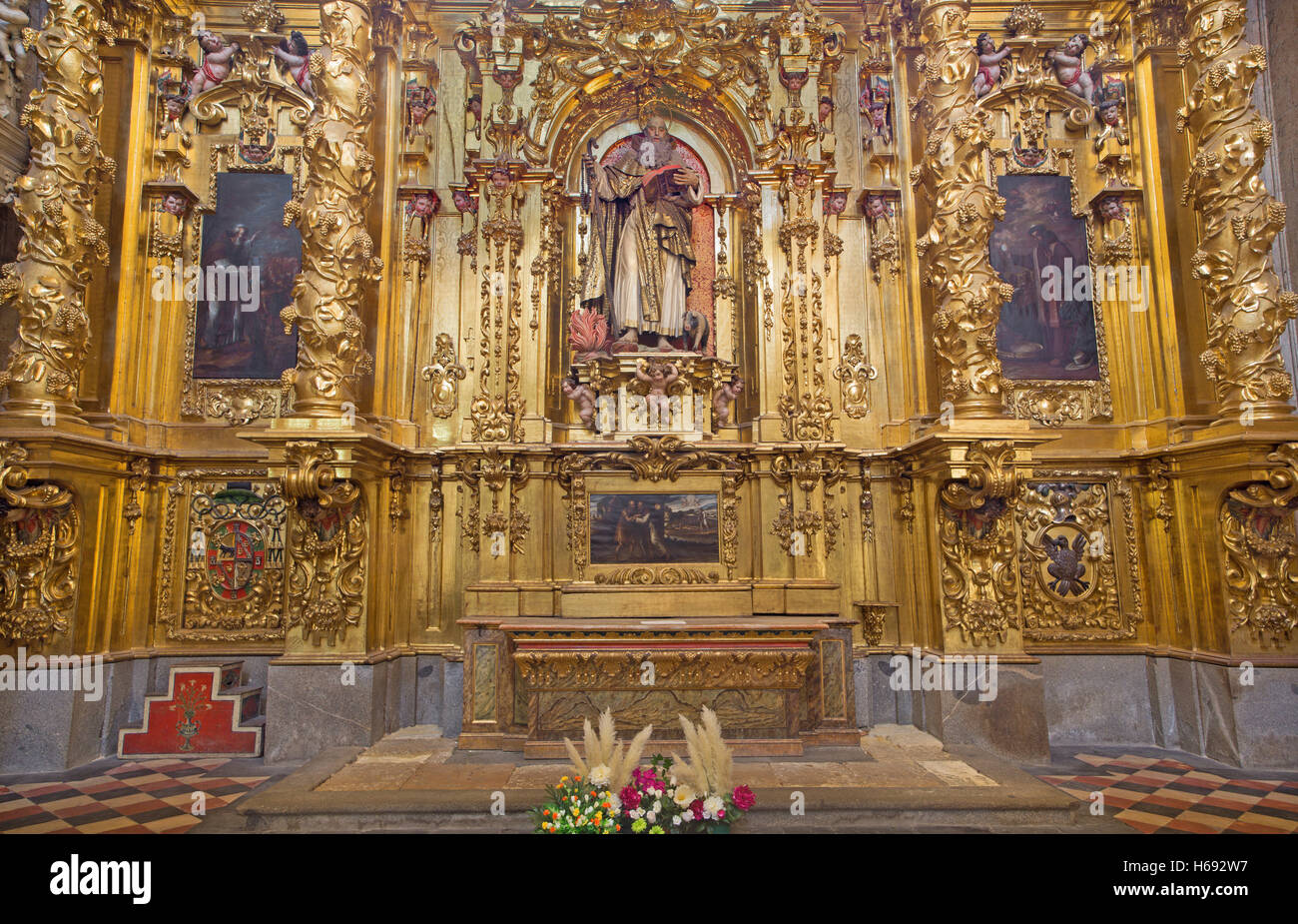 SEGOVIA, Spanien, APRIL - 14, 2016: Der barocke Altar des Hl. Antonius in Kathedrale unserer lieben Frau der Himmelfahrt entworfen Stockfoto