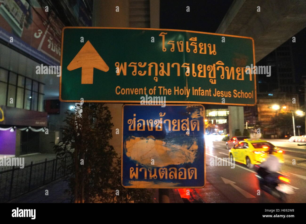 Ein Schild für die Richtung des Klosters der Heiligen Infant Jesus Schule in der Innenstadt von Bangkok, Thailand. Stockfoto