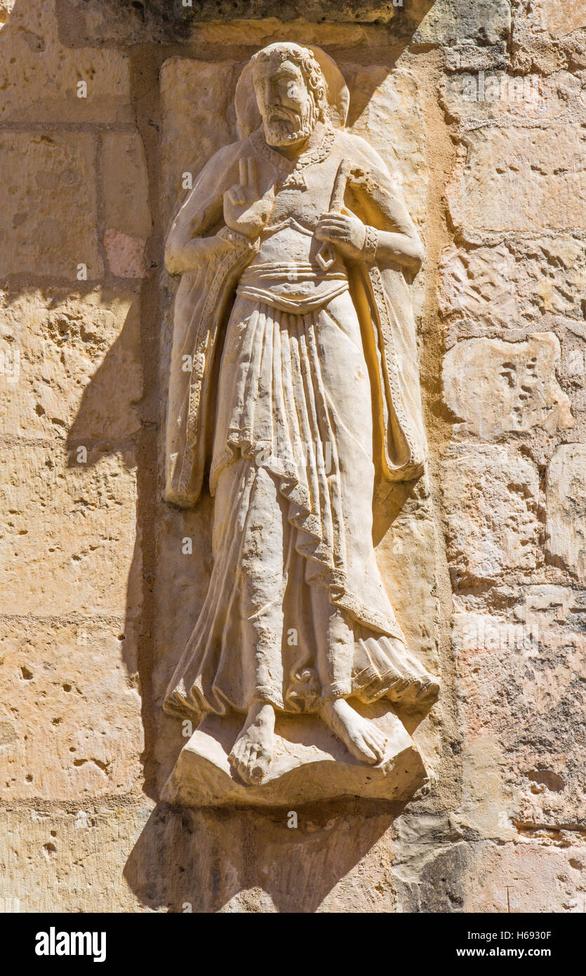 SEGOVIA, Spanien, APRIL - 14, 2016: Das Relief von Petrus, der Apostel an der Fassade der romanischen Kirche Iglesia de San Miguel. Stockfoto