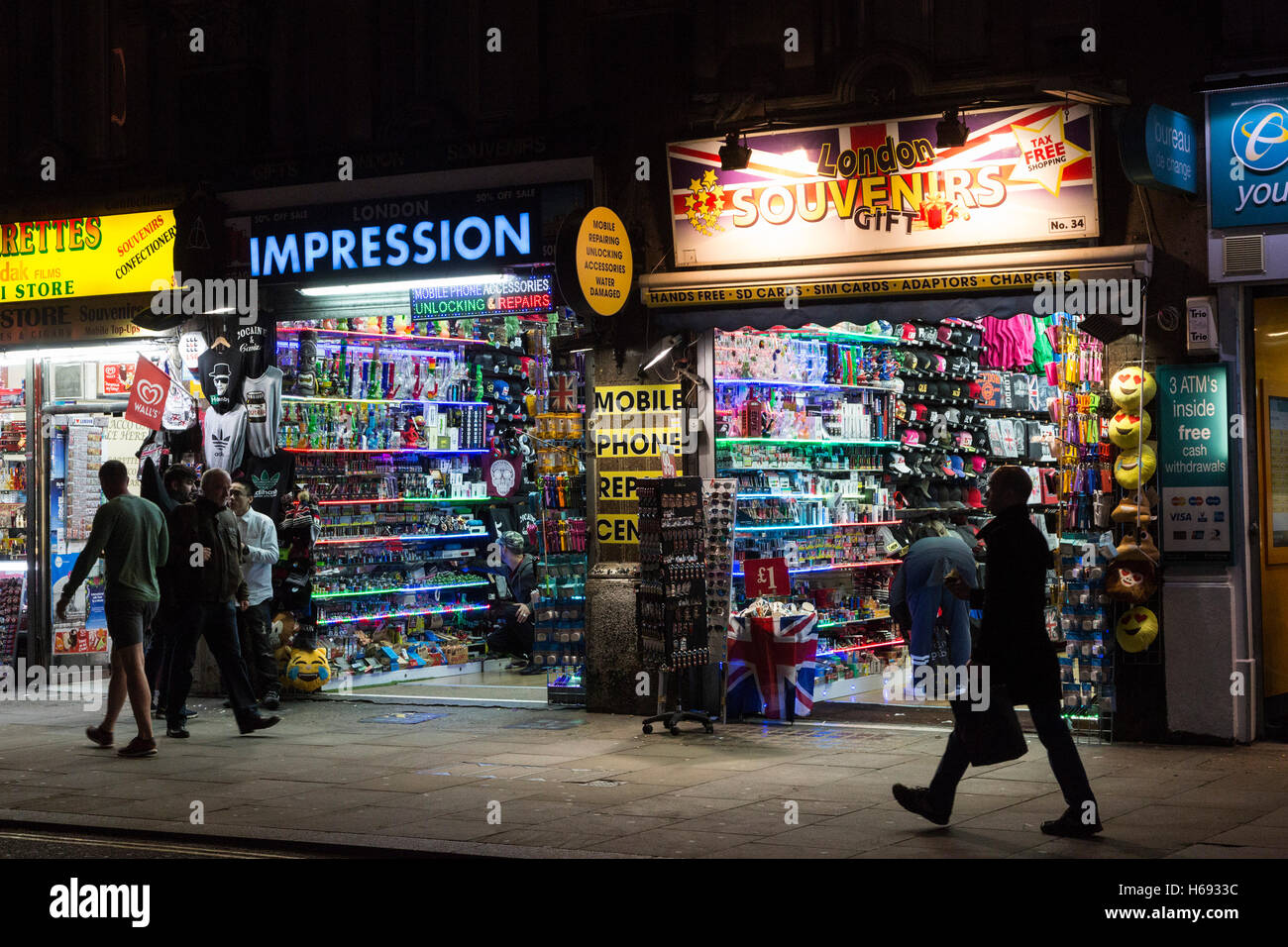 Souvenir oder Geschenk-Shops im Zentrum von London bei Nacht, London, England, Vereinigtes Königreich Stockfoto