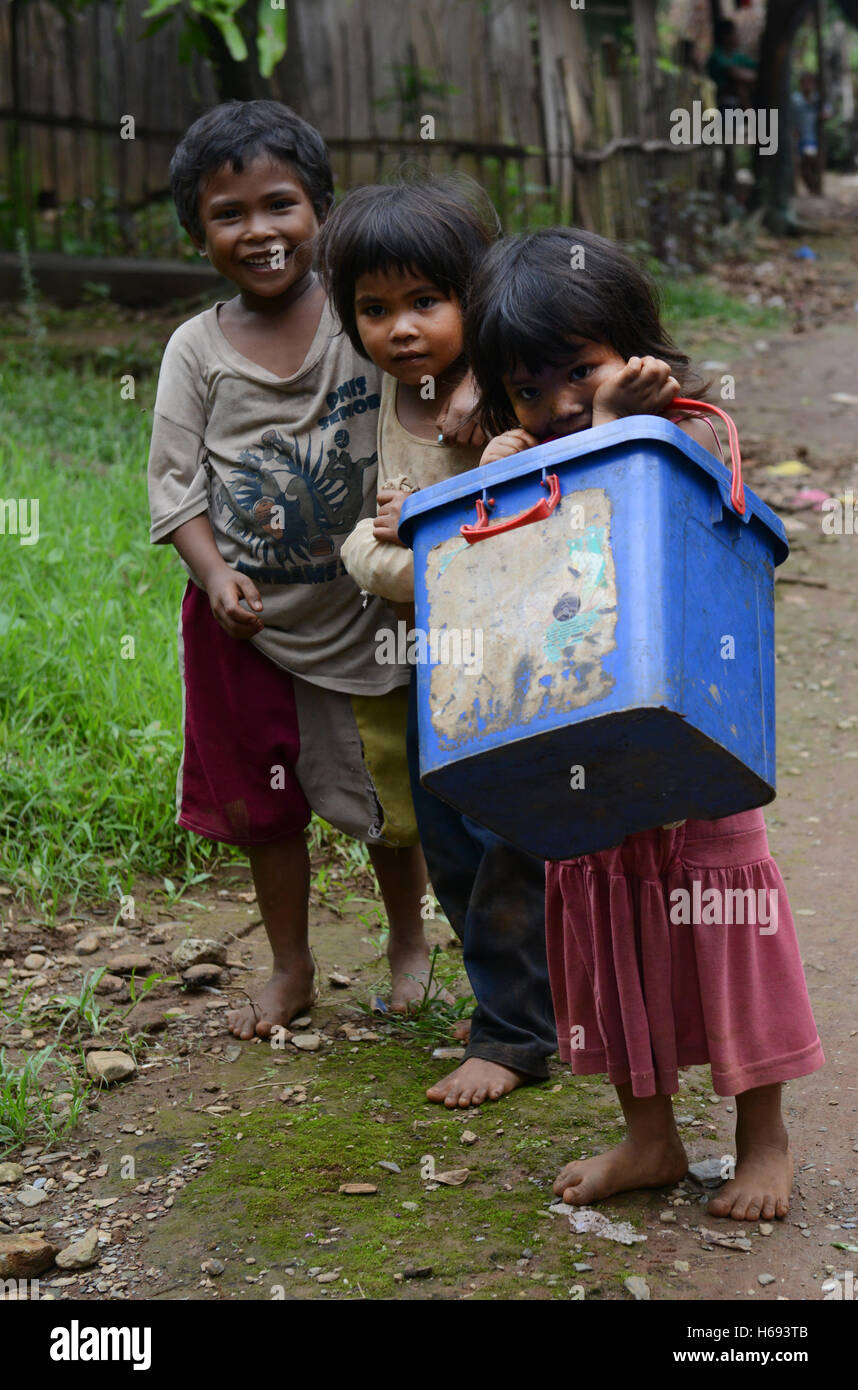 Niedliche Iraya Mangyan-Kinder in ihrem Dorf in den Wäldern von Nord-West Occidental Mindoro. Stockfoto