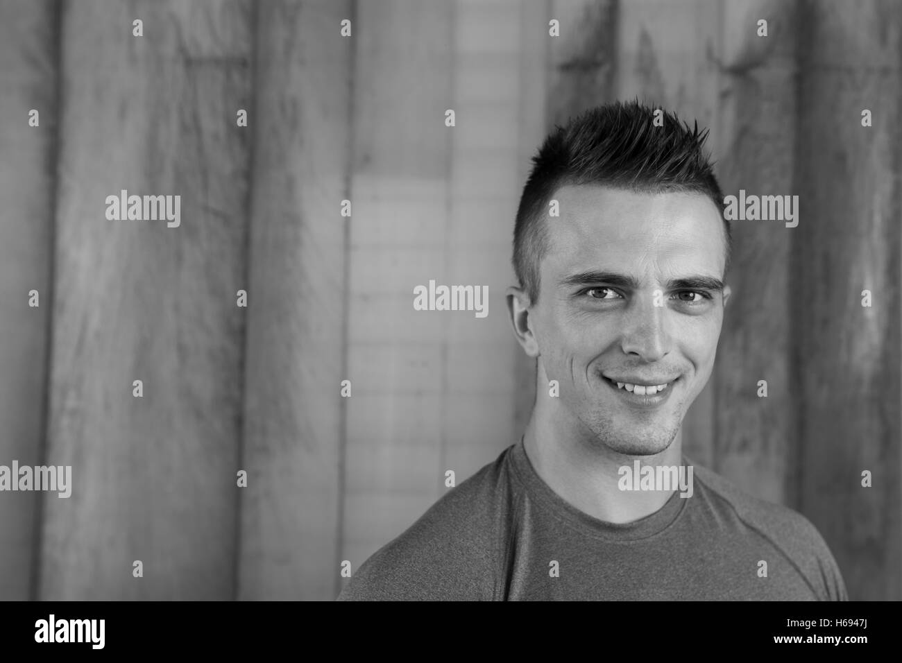 Porträt von starke und sportliche junge Mann nach dem Fitness-Training auf rustikalen Hintergrund Stockfoto