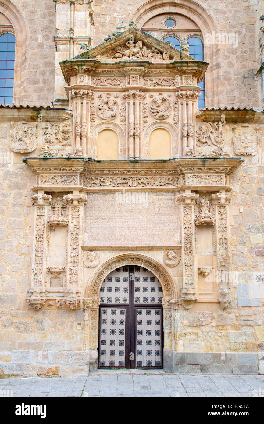 SALAMANCA, Spanien, APRIL - 17, 2016: Der plateresken - gotisches Portal der Kirche Iglesia de Sancti Spiritus vom 16. Jhdt. Stockfoto