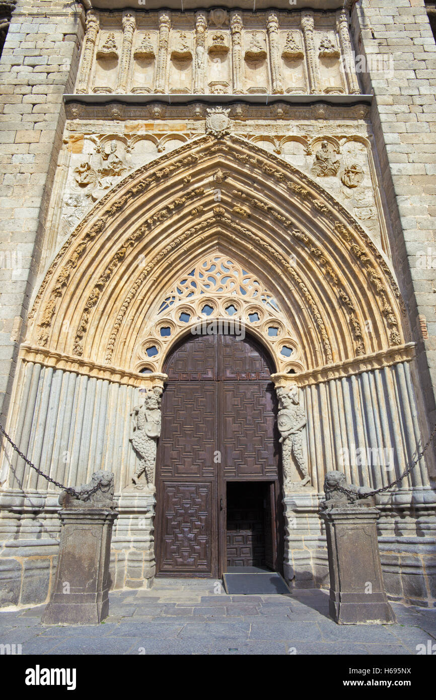 Avila - das gotische Hauptportal der Catedral de Cristo Salvador. Stockfoto