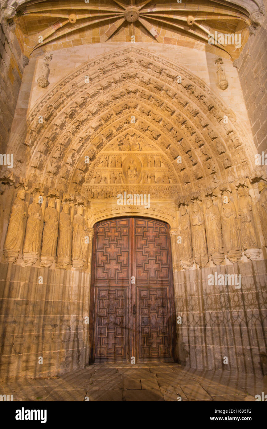 AVILA, Spanien, APRIL - 18, 2016: Die gotische Nordportal der Catedral de Cristo Salvador. Stockfoto