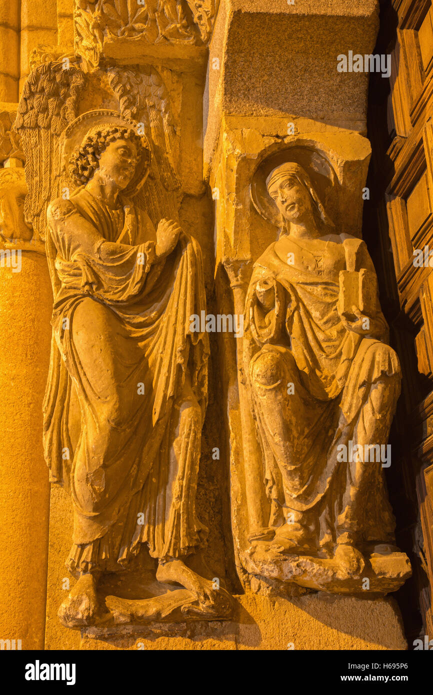 Avila - Verkündigung-Skulptur auf dem linken Teil des romanische Südportal der Basilica de San Vicente Stockfoto