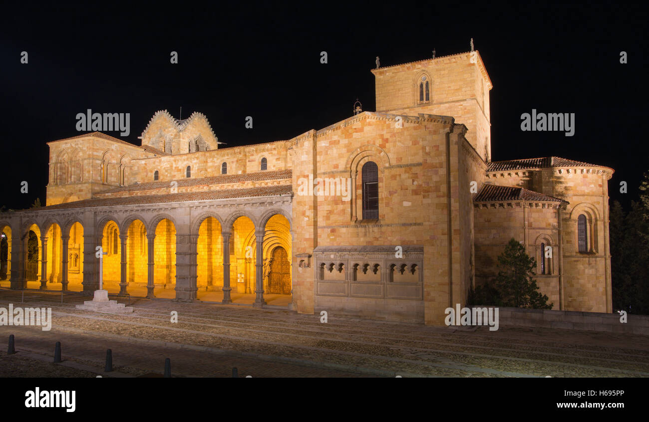 Avila - die romanische Basilika San Vicente in der Nacht. Stockfoto