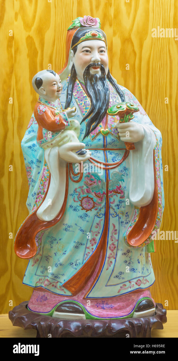 AVILA, Spanien, APRIL - 18, 2016: Das chinesische Porzellan Famille Rose Figur des Tao Glücksgötter (Glück - Lu). Stockfoto