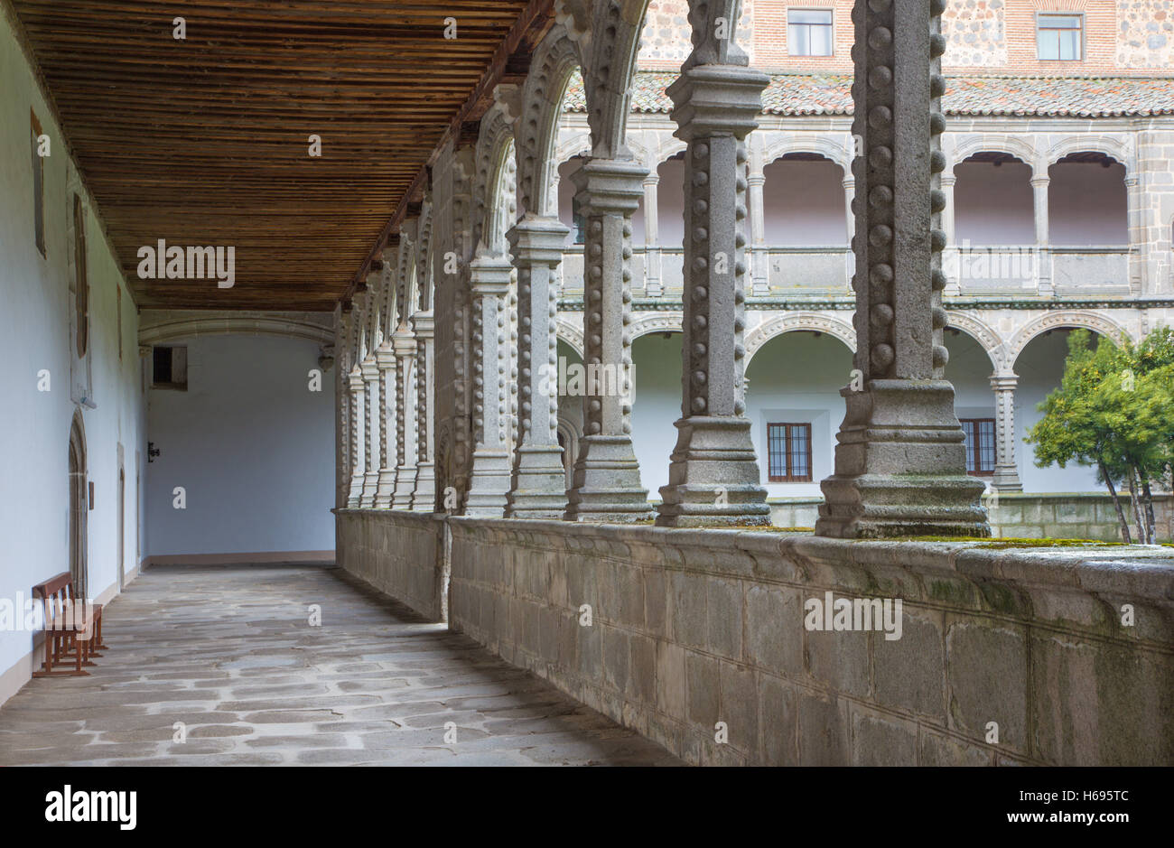 AVILA, Spanien, APRIL - 18, 2016: Atrium des Real Monasterio de Santo Tomas. Stockfoto