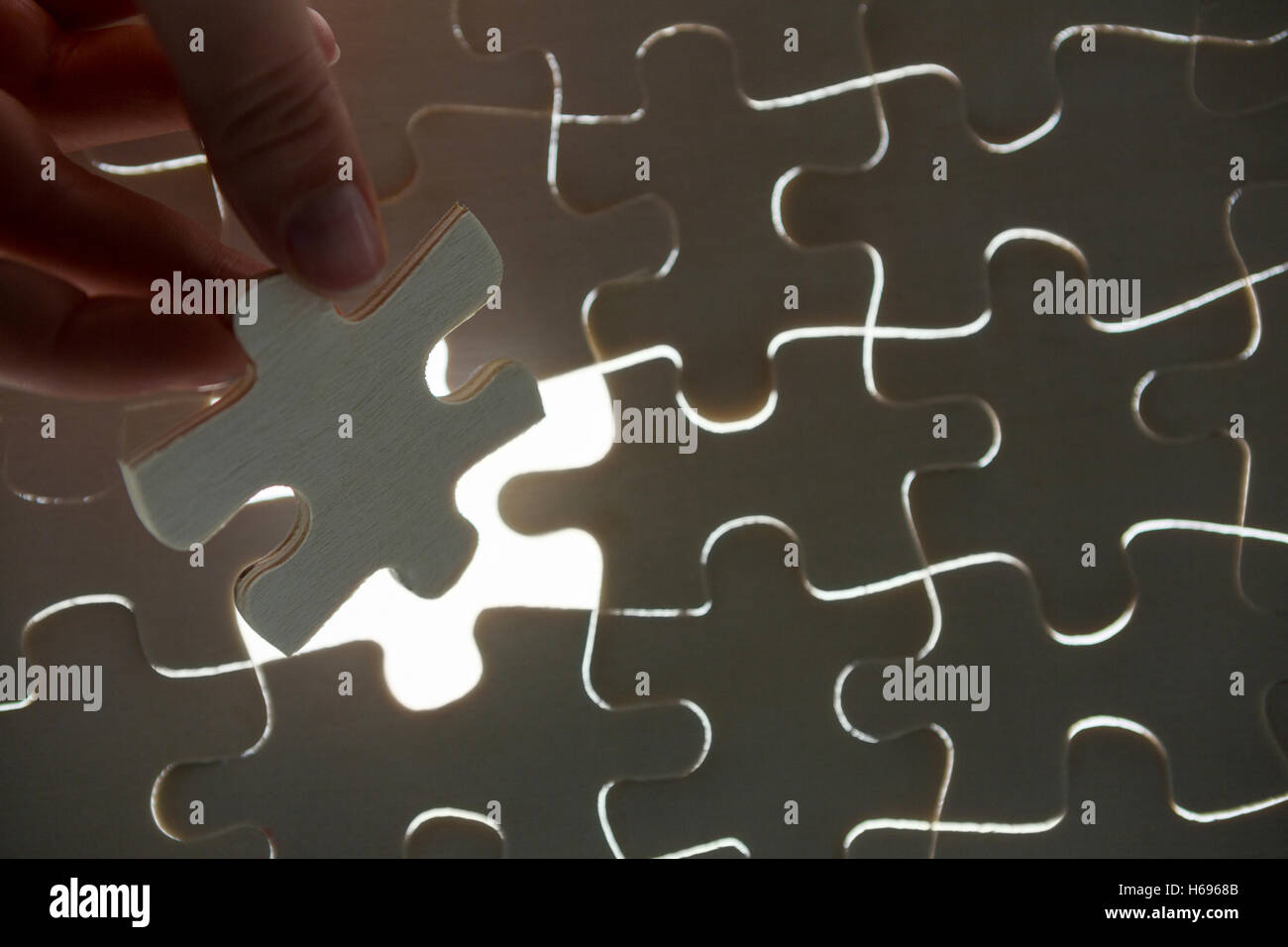 Frau platzieren fehlende Stück in Jigsaw puzzle Stockfoto