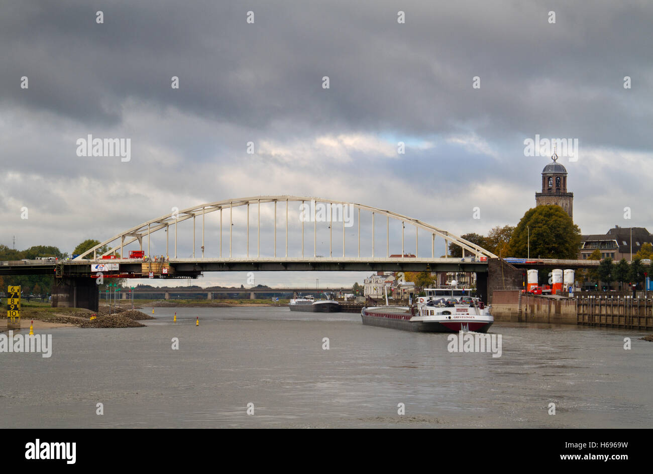 Wilhelmina Bogenbrücke über den Fluss IJssel in Deventer, Niederlande Stockfoto