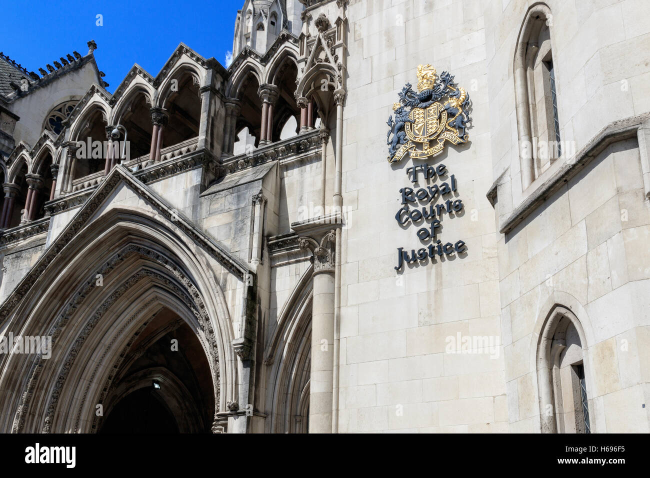 Außenseite des Royal Courts of Justice in London, gemeinhin als die Gerichte Stockfoto