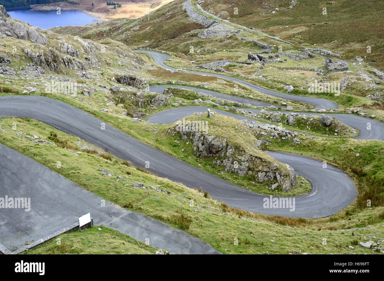Schmale kurvenreiche Straße mit sechs Haarnadeln knickt ab Tanygrisiau Llyn Stwlan Snowdonia National Park Gwynedd Wales Stockfoto