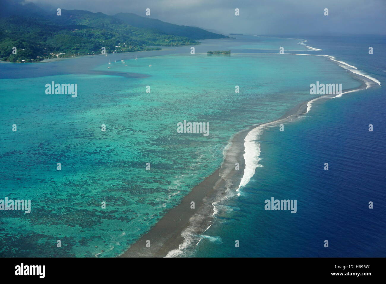 Luftaufnahme des tropischen Lagune und Korallenriff von Raiatea Island, Süd-Pazifik, Gesellschaftsinseln, Französisch-Polynesien Stockfoto