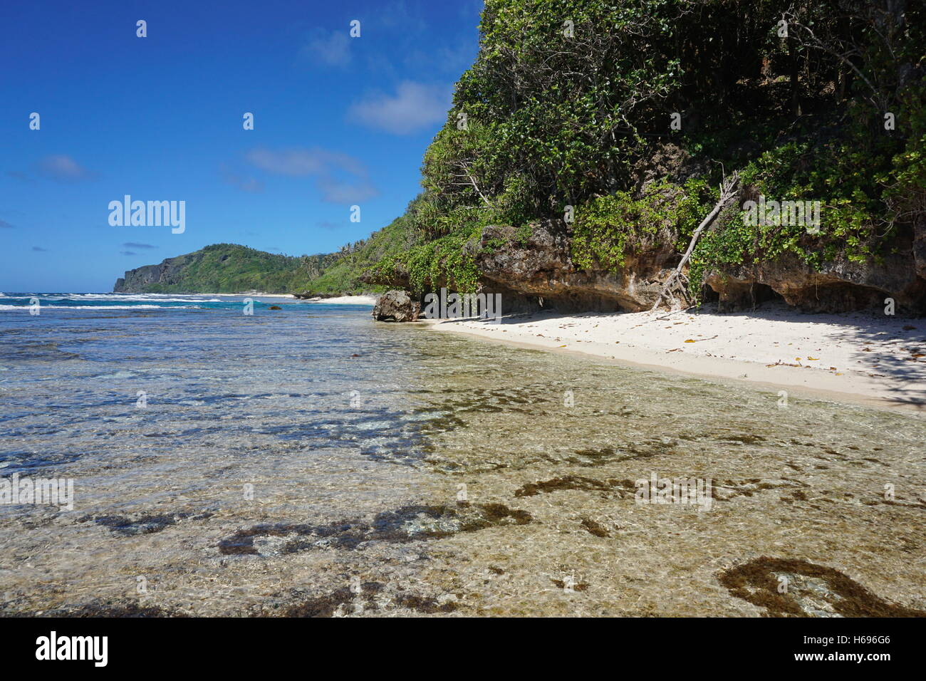 Küstenlandschaft der Insel Rurutu, kleinen Strand am felsigen Ufer mit Vegetation, Süd Pazifik, Austral, Französisch-Polynesien Stockfoto