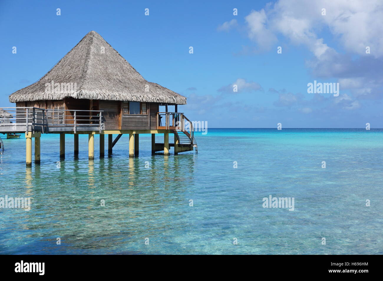 Overwater Bungalow mit Reetdach in der Lagune von Rangiroa, Süd-Pazifik, Tuamotu, Französisch-Polynesien Stockfoto