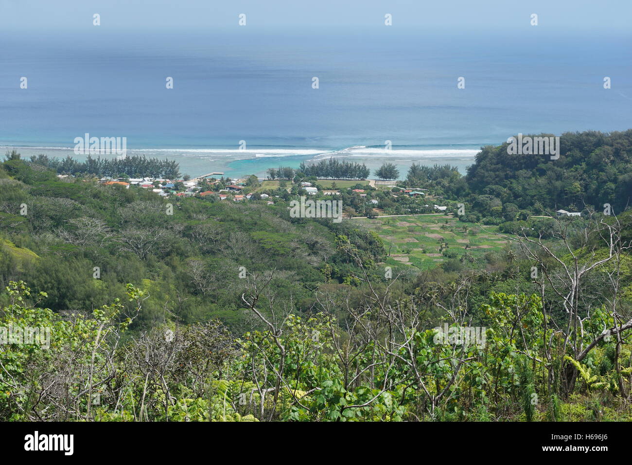 Aussichtspunkt über die küstennahen Dorf Avera von den Höhen der Insel Rurutu, Pazifik, Austral, Französisch-Polynesien Stockfoto