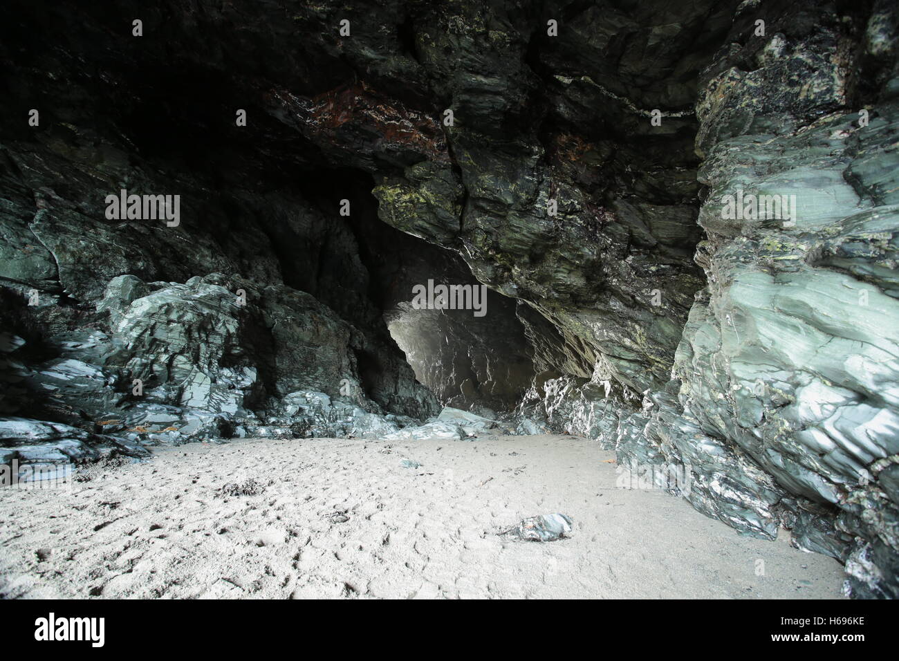 Merlins Höhle am Strand von Tintagel in Cornwall. Stockfoto