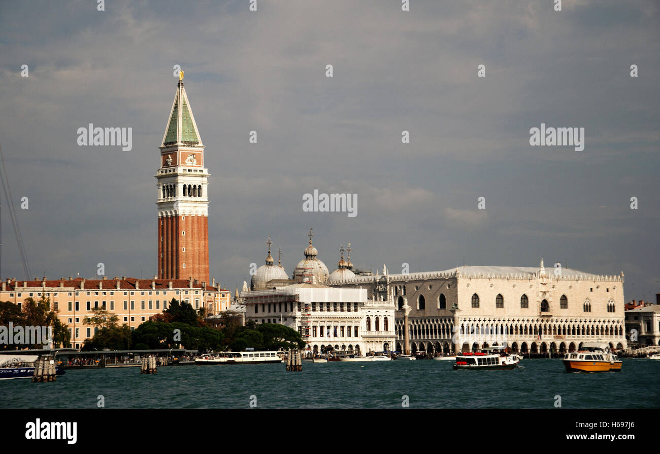 Doge von Venedig (oder herzoglichen) Palast und das San Marco Campanile gesehen vom Canale di San Marco an einem sonnigen Tag Stockfoto