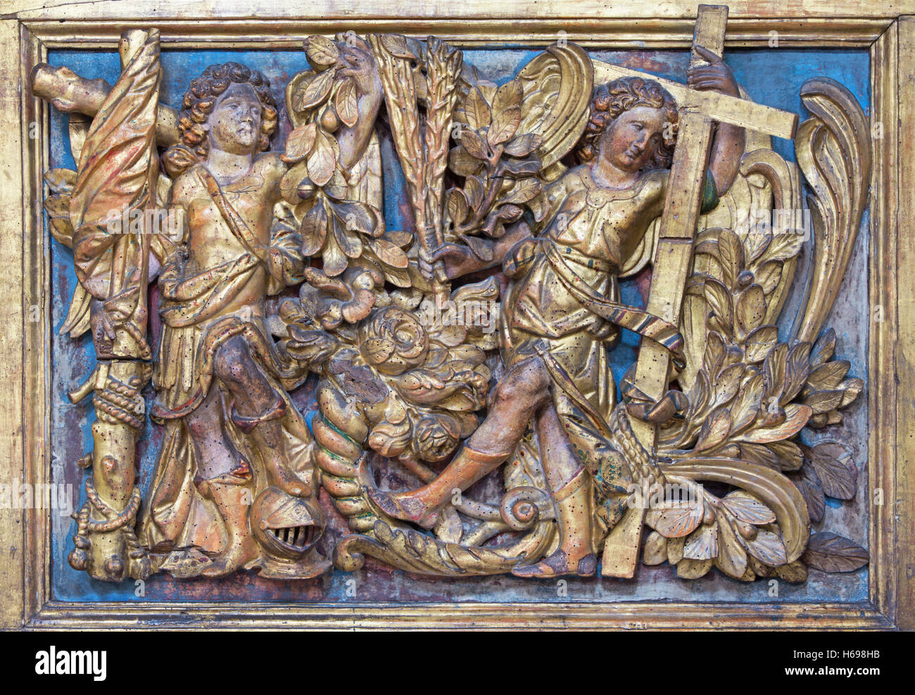 BRESCIA, Italien - 23. Mai 2016: Die polychrome barocken Relief der Engel mit dem Kreuz Stockfoto