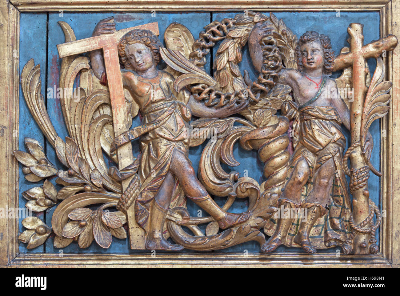BRESCIA, Italien - 23. Mai 2016: Die polychrome barocken Relief der Engel mit dem Kreuz Stockfoto