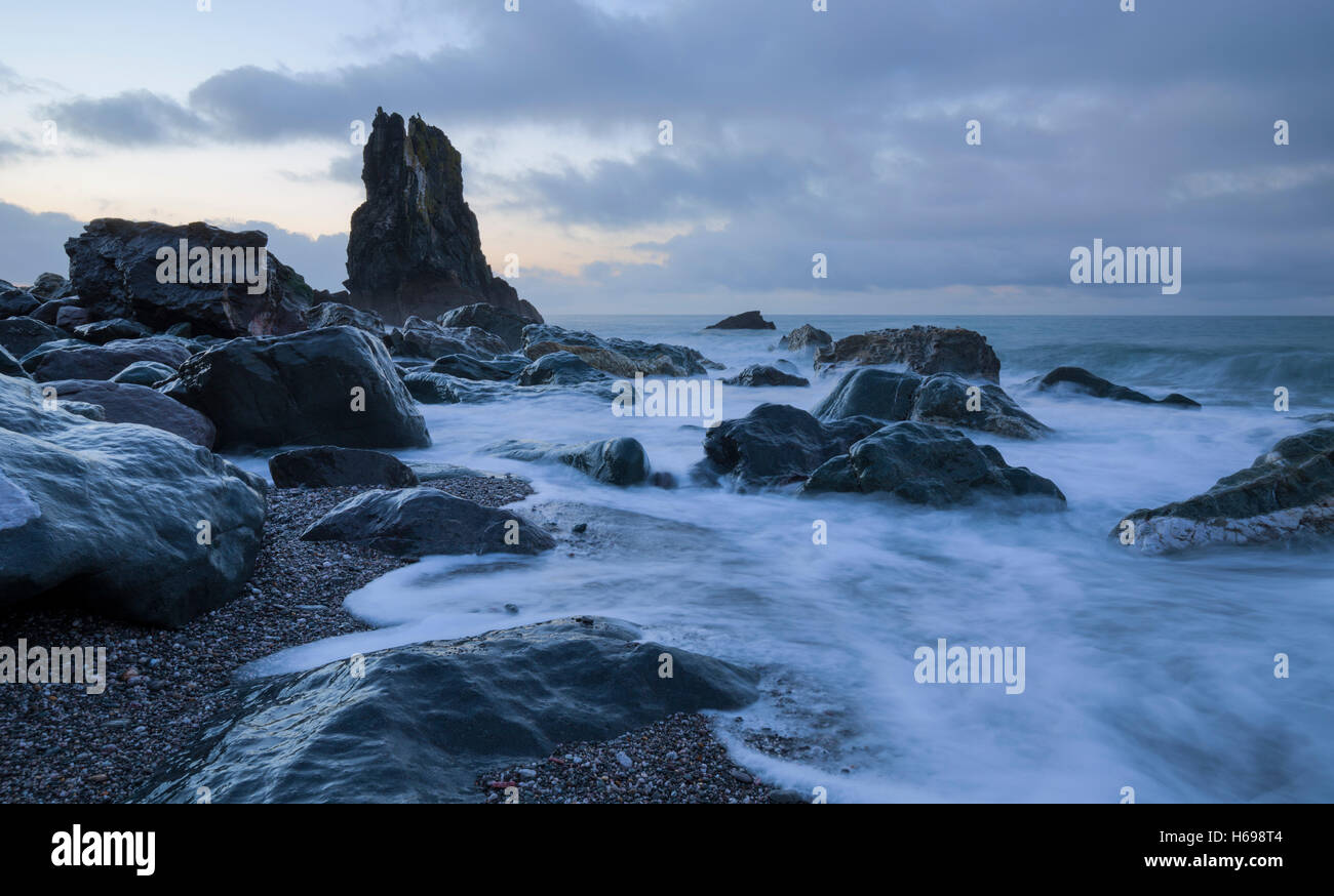 Brandung am Shag Rock in der Nähe von Downderry Cornwall Stockfoto