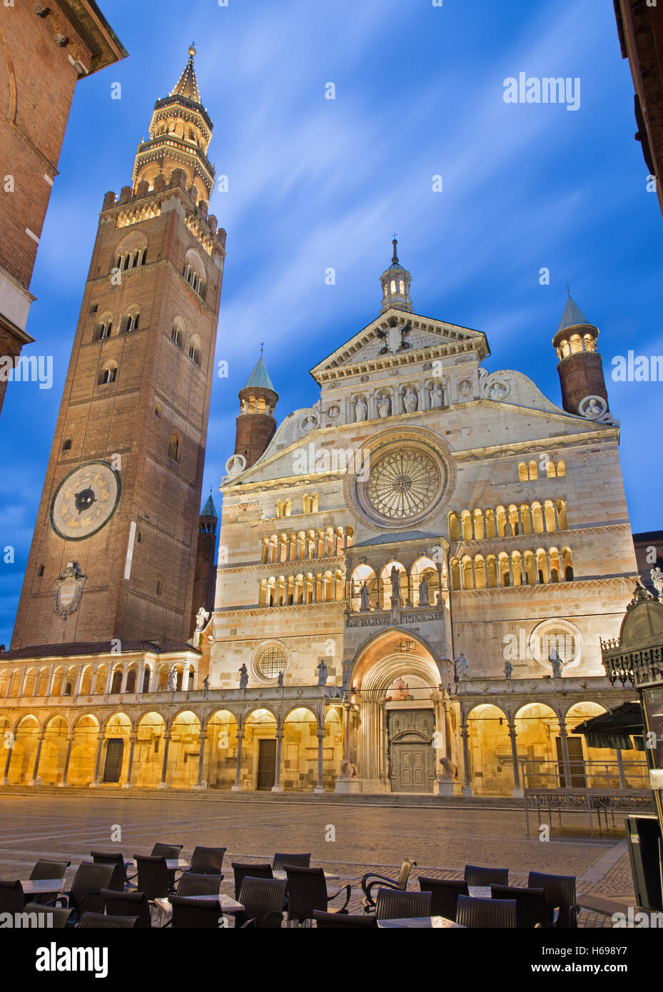Cremona - die Kathedrale Mariä der Jungfrau Maria Dämmerung. Stockfoto